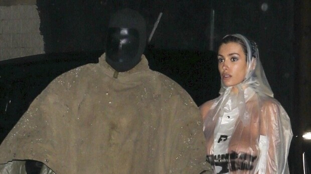 Tämän takia Kanye West pakottaa vaimonsa järkyttäviin asuihin