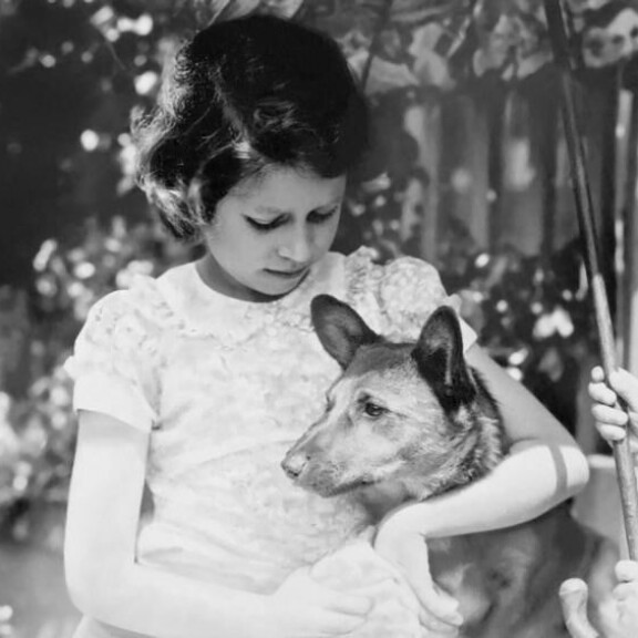 Elisabet lapsena lemmikkikoiransa kanssa. Kuva on 1930-luvun loppupuolelta. Elisabet