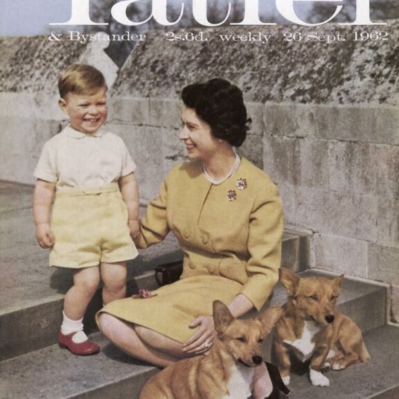 Prinssi Andrew, kuningatar Elisabet ja perheen koirat kuvattuna vuonna 1962 Tatler-lehden kannessa. kuningatar Elisabet, prinssi andrew