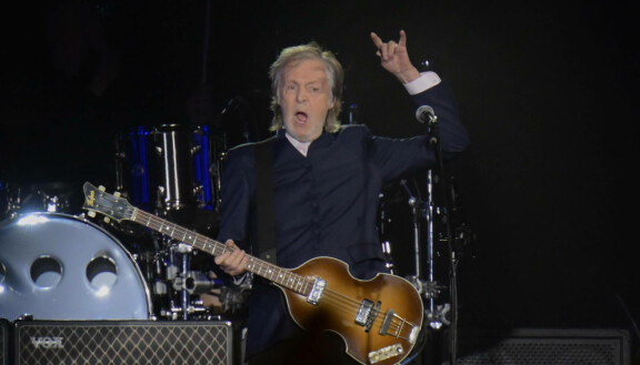 Sir Paul McCatney oli Beatlesin basisti ja toinen keulahahmo John Lennonin lisäksi. 81-vuotias McCartney keikkailee edelleen.