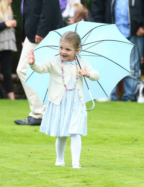 Prinsessa Estelle on läpi ikänsä vaikuttanut olevan innoissaan julkisista tilaisuuksista ja väkijoukoista.