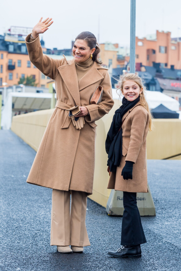 Kruununprinsessa Victorialla ja Estellellä nähdään usein suloisesti sävy sävyyn koordinoituja asuja.