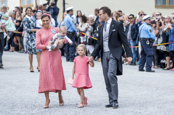 Estelle sai vuonna 2016 pikkuveljen, prinssi Oscarin.