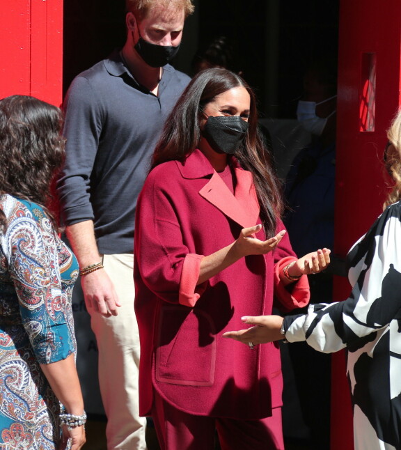 Heikossa asemasa olevien luona vieraillessaan Meghan ei osannut valita takkiaan oikein.