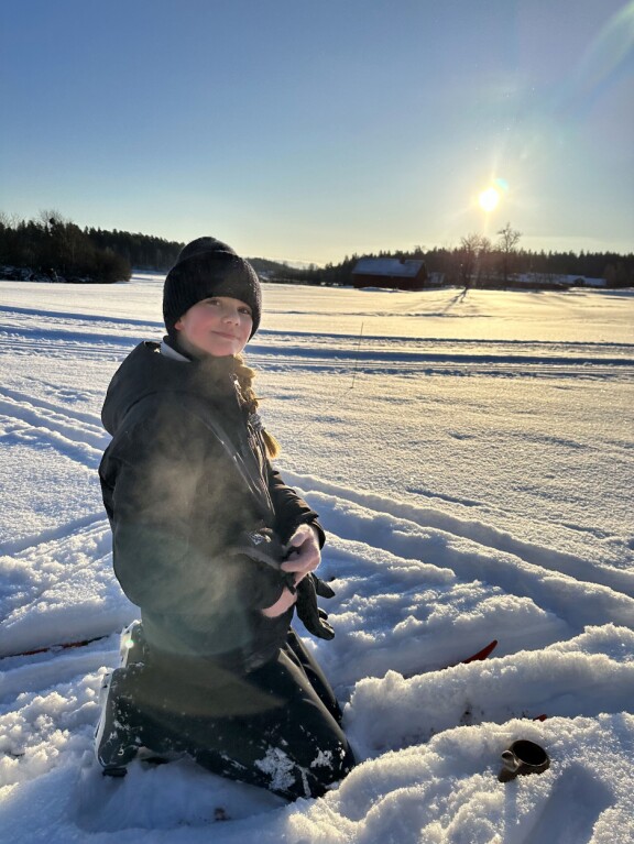 Estelle on päässyt keväthangille aurinkoisessa säässä. Myös kruununprinsessa on innokas hiihtäjä.