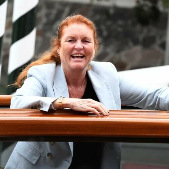 Sarah Ferguson uskoo kuningatar Elisabetin näyttäytyvän koirilleen haudan takaa. sarah ferguson