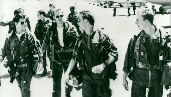 Valokuva Top Gunista, jossa olivat Tom Cruise (Maverick), Goose (Anthony Edwards), Val Kilmer (Iceman) ja Barry Tubb (Wolfman).