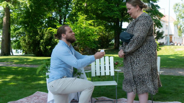 Yllätyskäänne tv-ohjelmassa – Petteri polvistuu kosintaan LOVE