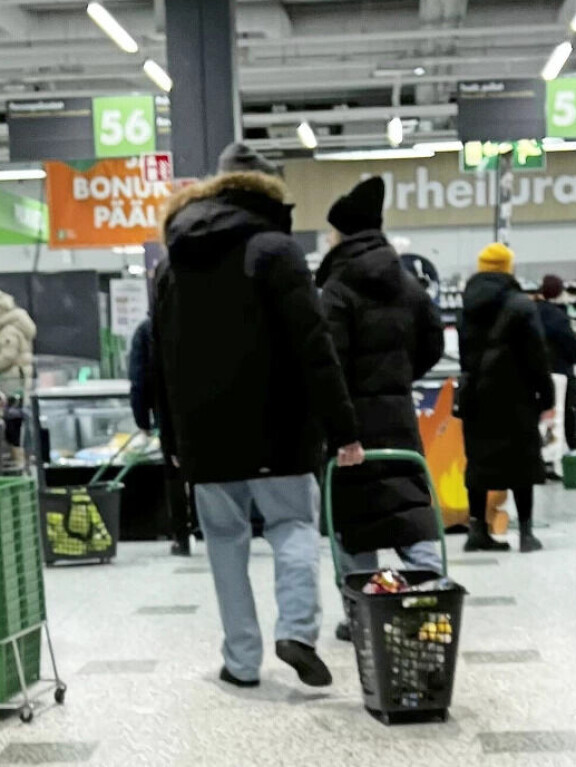 Seiskan lukija on bongannut Anssin ja Pernillan yhdessä ruokaostoksilta Espoon Olarin Prismasta.