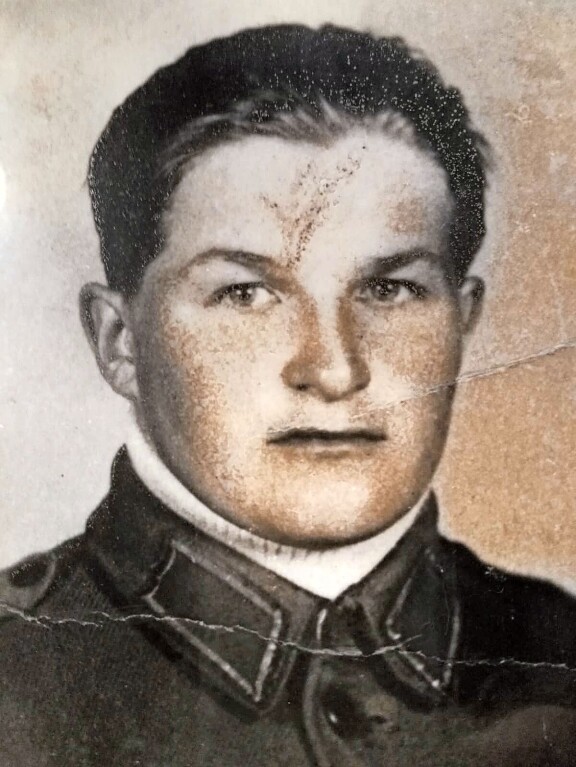 Hannes joutui rintamalle 18-vuotiaana vuonna 1942. Hän palveli konekiväärikomppaniassa.