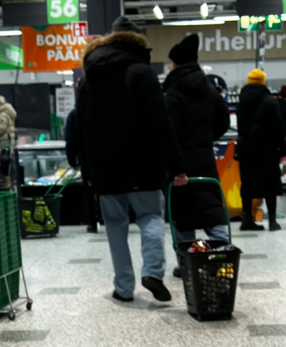 Komea TTK-opettaja Anssi Heikkilä ja Pernilla Böckerman kiinnittivät huomiota ruokaostoksilla espoolaisessa marketissa.