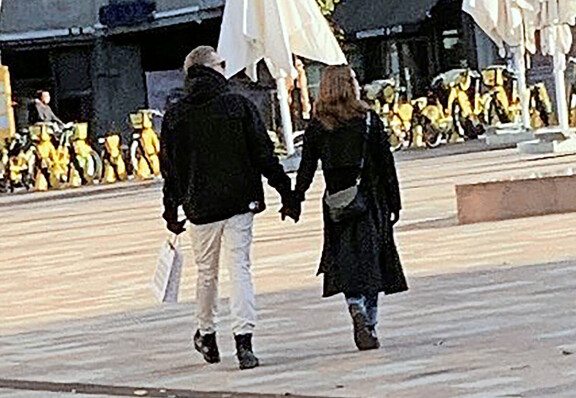 Kun kolmiodraama oli ohi, niin Sanna ja Joni kävelivät jälleen romanttisesti kaupungilla.