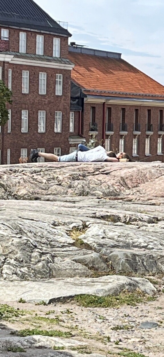 Viime kesän Seiskan suhdepaljastusjutussa julkaistiin rakastavaisista hempeilykuvat töölöläiseltä kalliolta.