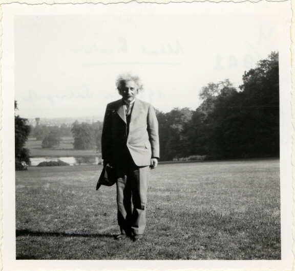 Albert Einstein syntyi vuonna 1879. Hän kehitti uransa aikana muun muassa yleisen suhteellisuusteorian.