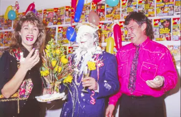 Seiska 32 vuotta: Riitta Väisänen heitti Seiskan päätoimittajaa kakulla naamaan – kuvat