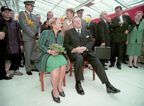 Rouva Eeva Ahtisaari edusti hymyilevänä miehensä vierellä. Kuva vuodelta 1995.