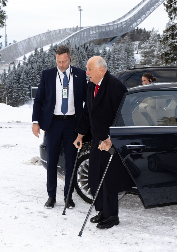 Kuningas Harald joutuu turvautumaan keppeihin kävellessään.