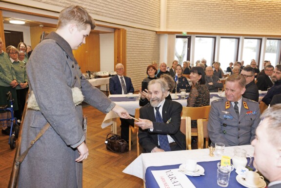 Hannekselle tuotiin onnitteluja muun muassa kenttäpostin muodossa sodan ajan tyylisesti.
