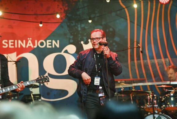 Kake kiertää kevään aikana 14 konserttipaikkaa. Kuva viime kesän Tangomarkkinoilta.