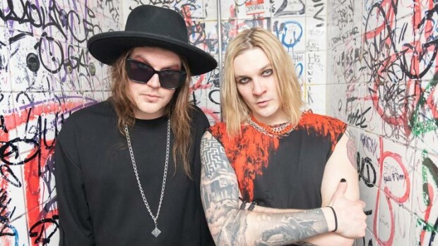 Biletystä supertähtien kanssa! Blind Channelin väkivaltapopparit löysivät henkisen kotinsa Enkelten kaupungista Blind Channel