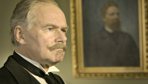 Suomen ensimmäinen presidentti oli K.J. Ståhlberg, jota esittää Lars Svedberg. Ståhlbergin puoluetoveri Heikki Ritavuori murhattiin vuonna 1922.