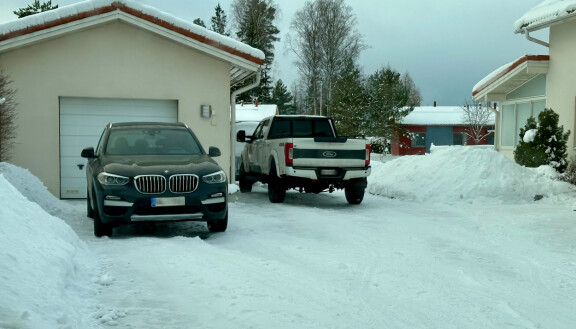 Myös Robert Helenius viihtyi Viivin ja Otson erokodissa. Asia paljastui, kun salaparin autot bongattiin omakotitalon pihalta.