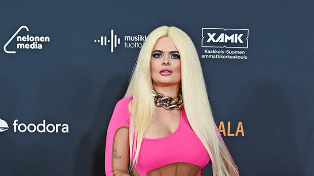 Erika Vikmanin alastonkuvat olivat yhdelle fanille liikaa: 'Näihin kaikki julkkikset lopulta sortuvat...' Erika vikman