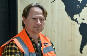 Multimiljonääri Juha Vidgren on vaatimaton savolainen – ajelee avolava-Volkkarilla, hörppii huoltamokahvia ja pelaa pipolätkää kyläläisten kanssa