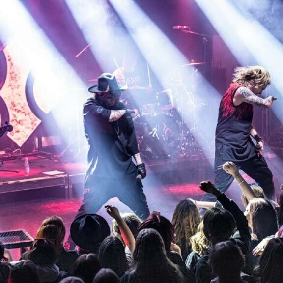 Blind Channel suuntaa maaliskuussa maailmankiertueelle. Helsingin Tavastialla harjoituskeikan heittänyt oululaisbändi esiintyy tänä vuonna 103 kertaa, joista vain seitsemän kertaa kotimaassa. Blind Channel suuntaa maaliskuussa maailmankiertueelle. Helsingin Tavastialla harjoituskeikan heittänyt oululaisbändi esiintyy tänä vuonna 103 kertaa, joista vain seitsemän kertaa kotimaassa.