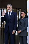 Espanjan kuningaspari edusti tyylkkäänä. Letizia pukeutui tummaan petroolinsiniseen housupukuun.