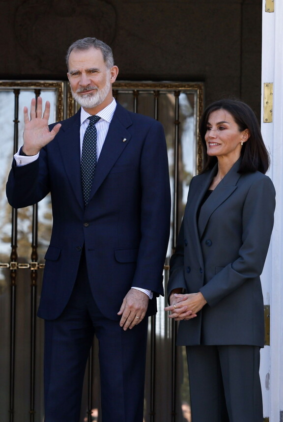 Espanjan kuningaspari edusti tyylkkäänä. Letizia pukeutui tummaan petroolinsiniseen housupukuun.