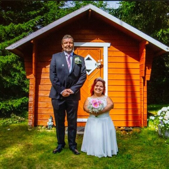 – Meillä on just sopiva pituusero, 112,7-senttinen nainen hymyilee 175-senttisen Mikko-miehensä vierellä. – Meillä on just sopiva pituusero, 112,7-senttinen nainen hymyilee 175-senttisen Mikko-miehensä vierellä.