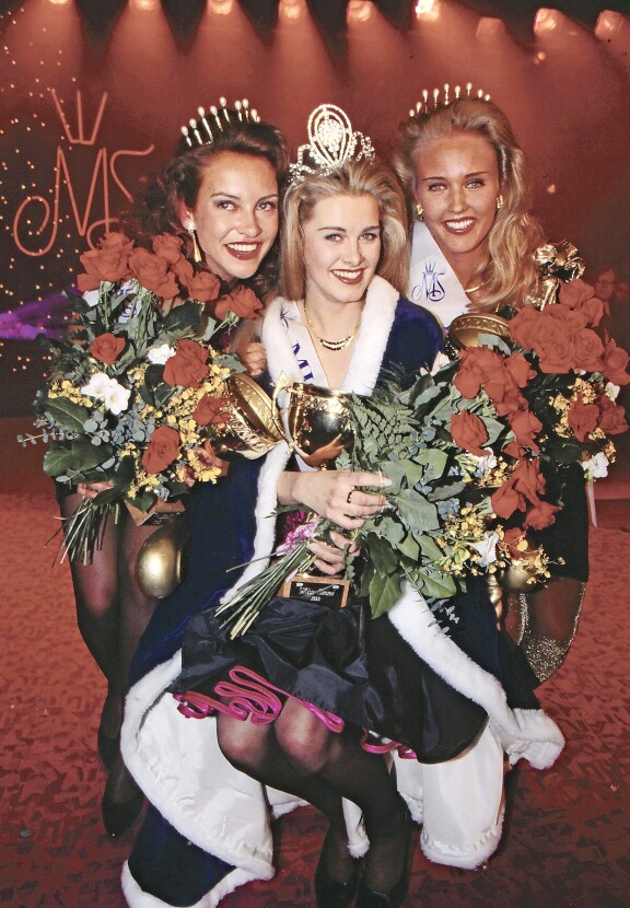 Toinen perintöprinsessa Arlene Kotala, voittajaksi valittu Tarja Smura sekä ensimmäinen perintöprinsessa Emilia Söderman vuonna 1993 Miss Suomi finaalissa.