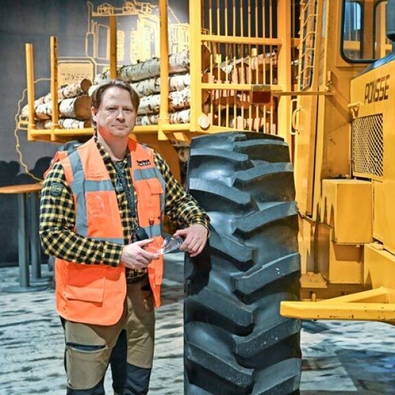 Juha on maanläheinen miljonääri, jolle Vieremä on mammonaa tärkeämpi. Juha on maanläheinen miljonääri, jolle Vieremä on mammonaa tärkeämpi.