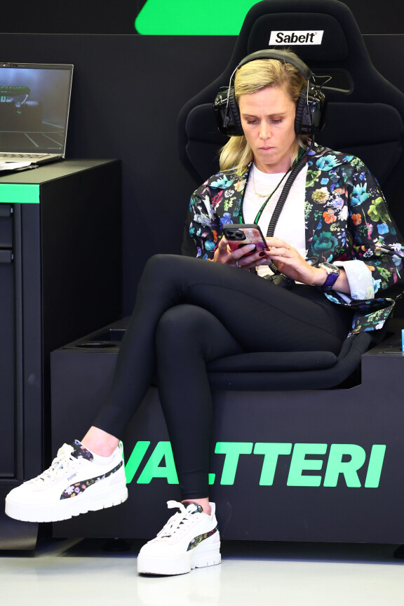 Tiffany Cromwell Bahrainissa seurasi Valtteri-kultansa harjoitusajoja Bahrainissa jännittyneenä ja tarkkaavaisena kuin märkä pyyhe.