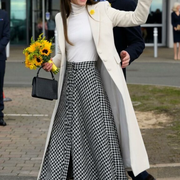 Prinsessa Catherine ja prinssi William huomioivat paikalle kokoontuneet kuninkaallisfanit vilkuttelemalla. prinsessa Catherine, prinssi William