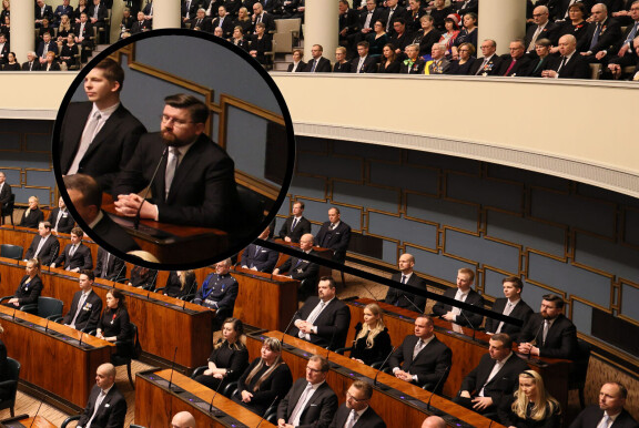 Sebastian ei erottunut salista tummassa puvussaan.