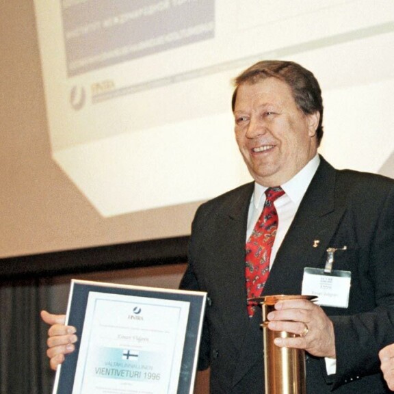 Teollisuusneuvos Einari Vidgren (1943–2010) perusti Ponssen vuonna 1970. Kuva on vuodelta 1996, kun Einari sai Vientiveturi-palkinnon Martti Ahtisaarelta. Teollisuusneuvos Einari Vidgren (1943–2010) perusti Ponssen vuonna 1970. Kuva on vuodelta 1996, kun Einari sai Vientiveturi-palkinnon Martti Ahtisaarelta.
