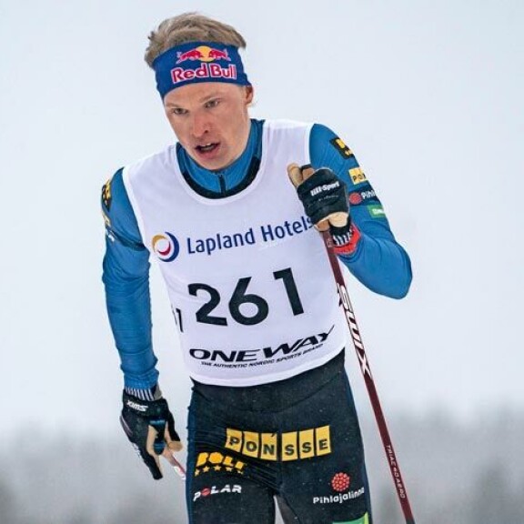 Myös Oloksen Tykkikisoissa viime marraskuussa Iivon lantiolla keikkui ensimmäisen sponsorinsa logo. Myös Oloksen Tykkikisoissa viime marraskuussa Iivon lantiolla keikkui ensimmäisen sponsorinsa logo.