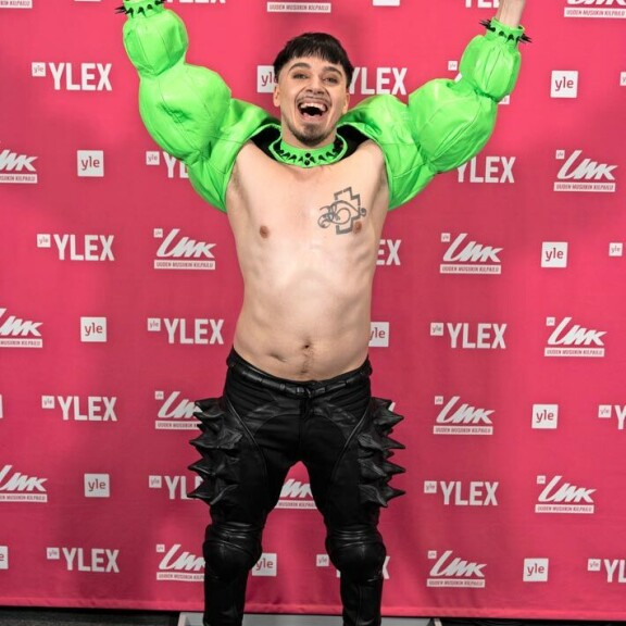 Lavajännityksen Käärijä kertoo taltuttaneensa kuuntelemalla raskaan rokin kulttibändi Rammsteinia pari tuntia ennen esiintymistään. Lavajännityksen Käärijä kertoo taltuttaneensa kuuntelemalla raskaan rokin kulttibändi Rammsteinia pari tuntia ennen esiintymistään.