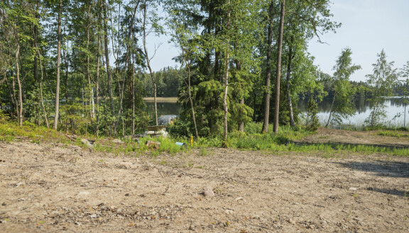 Nuotipaikan alue ennen remppaa. Huvila & huussi