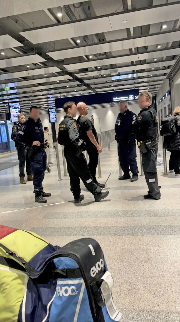 Jere Karalahden takki-episodi päättyi poliisin ja rajavartijoiden hoteisiin.