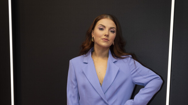 Söpö salakuva! Veronica Verhoon yhdistetty yrittäjäkomistus ulkoilutti Teppo-koiraa