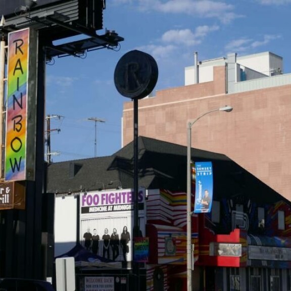 Rainbow Bar & Grill on legendaarinen rock-kapakka West-Hollywoodissa, Los Angelesissa. Rainbow Bar & Grill on legendaarinen rock-kapakka West-Hollywoodissa, Los Angelesissa.