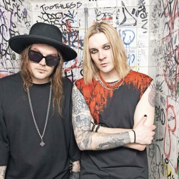 Niko Moilanen ja Joel Hokka suuntaavat Blind Channelin kanssa maailmankiertueelle. Niko Moilanen ja Joel Hokka suuntaavat Blind Channelin kanssa maailmankiertueelle.