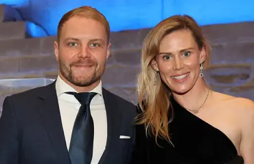 Mitä ihmettä? Valtteri Bottas julkaisi hämmentävän kamelikuvan Tiffany-rakkaan kanssa: "Kuinka monta..."