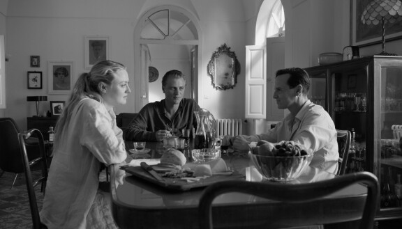 Dakota Fanning (Marge Sherwood), Johnny Flynn (Dickie Greenleaf) ja Andrew Scott (Tom Ripley) uutuussarjassa.