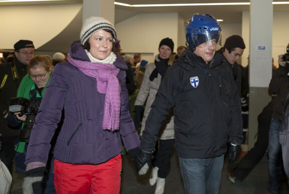 Sauli ja Jenni menossa luistelemaan Helsingin Olympiastadionilla vuonna 2012.