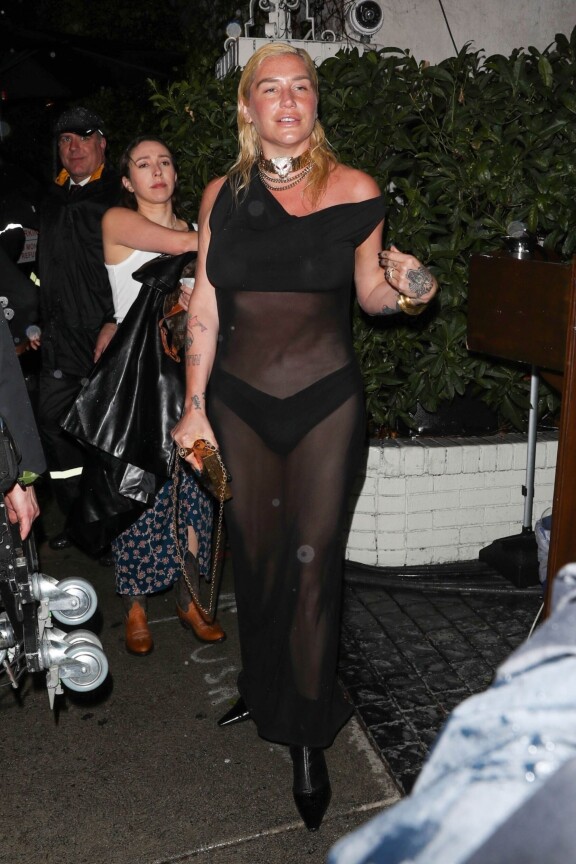 Tämän näköisenä Kesha saapui Vanity Fairin bileisiin keskiviikkona.