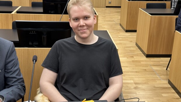 Hatkat ottanut Vastaamo-vyyhdin Aleksanteri Kivimäki naureskeli oikeudessa – tältä hän näyttää nyt